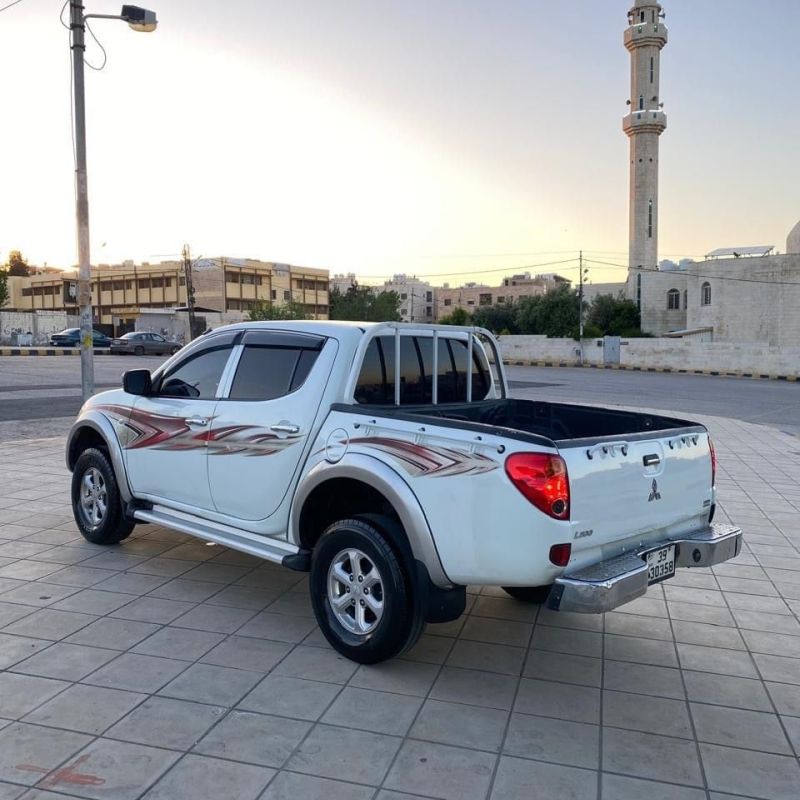 ميتسوبيشي لون وخط الشركه