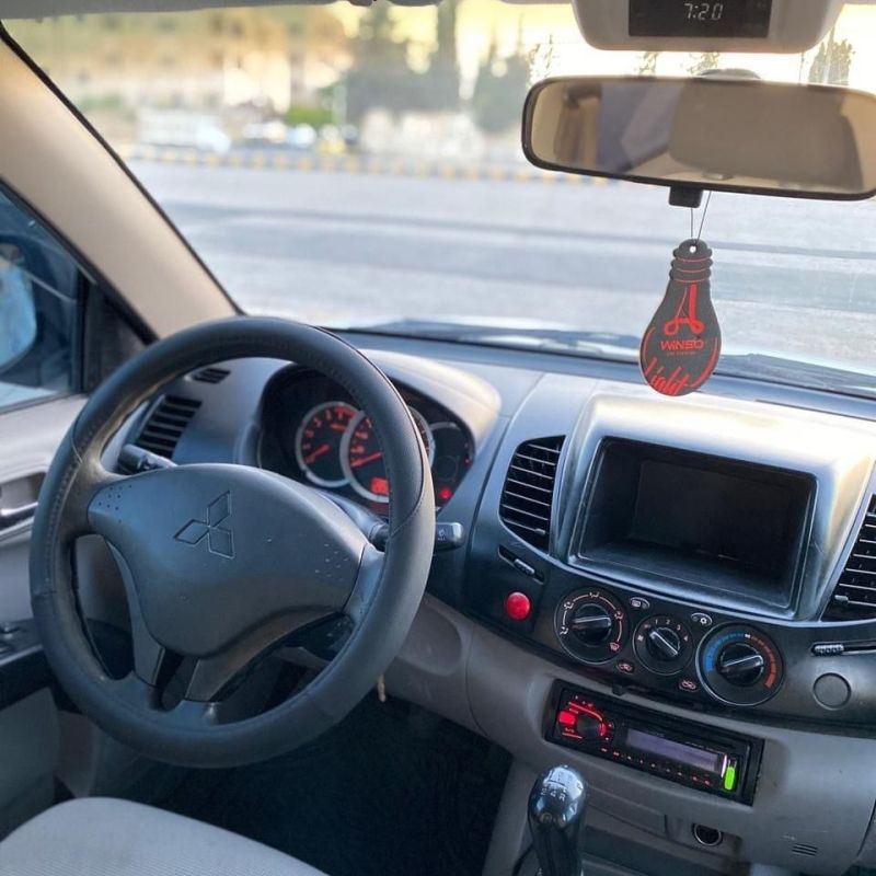 ميتسوبيشي لون وخط الشركه 