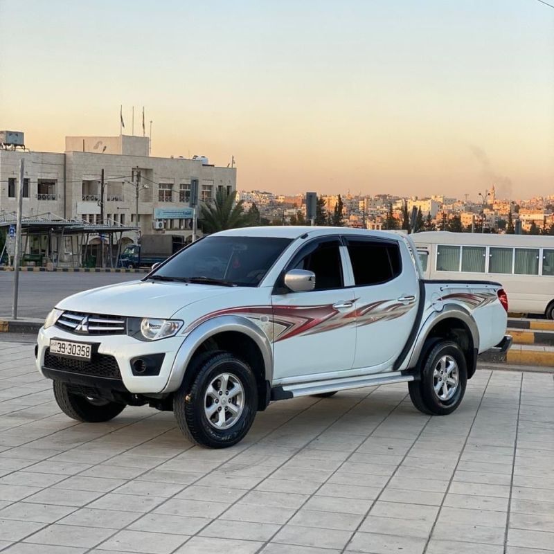 ميتسوبيشي لون وخط الشركه