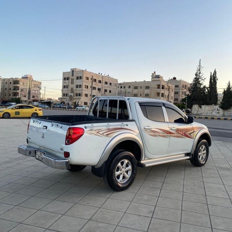 ميتسوبيشي لون وخط الشركه