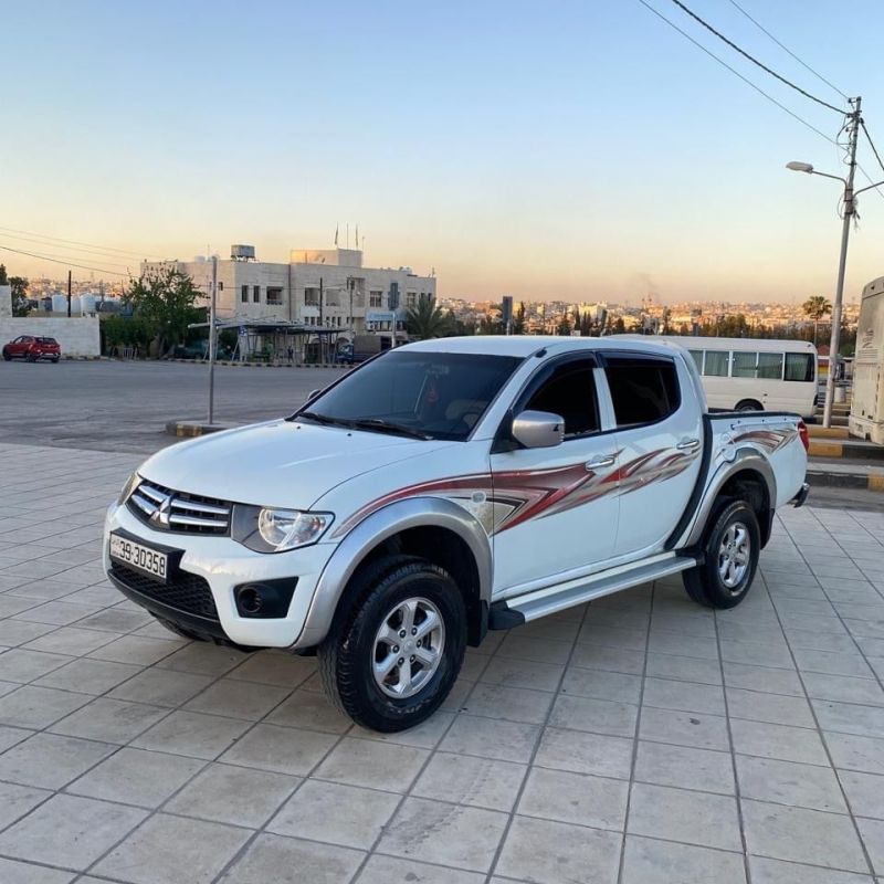 ميتسوبيشي لون وخط الشركه