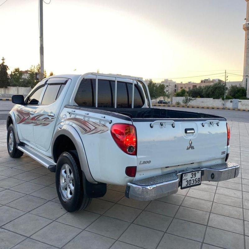 ميتسوبيشي لون وخط الشركه