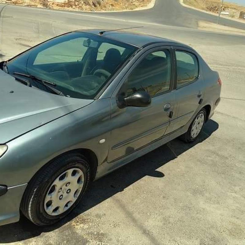 للبيع او البدل على باص h100بيجو سيدان